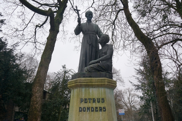standbeeld Peerke Donders
