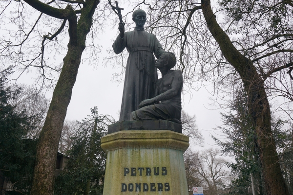 standbeeld Peerke Donders