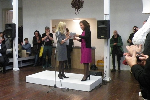 Hanneke Doevendans (chairman of the PARK board) hands over the first copy of the book to Marcelle Hendrickx (alderman Culture Tilburg)